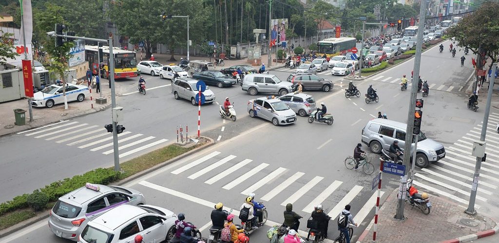 Kỹ năng lái xe an toàn: Kinh nghiệm lái xe khi qua giao lộ