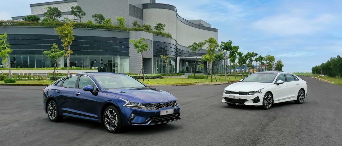 Kia K5 ra mắt có giá từ 869 triệu, cạnh tranh sedan hạng D tại Việt Nam